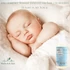 Schlafendes Baby weiches Handtuch mit Babyöl-Flasche im Vordergrund.
