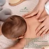 Sanfte Babymassage auf empfindlicher Babyhaut mit natürlichem, duftfreiem Babyöl.